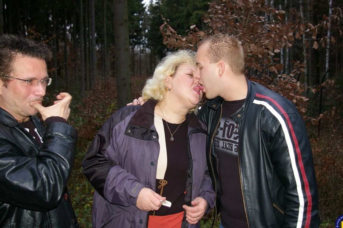 Die 21P reife BBW Corinne hat nachts einen heißen Outdoor-Dreier mit Hengsten