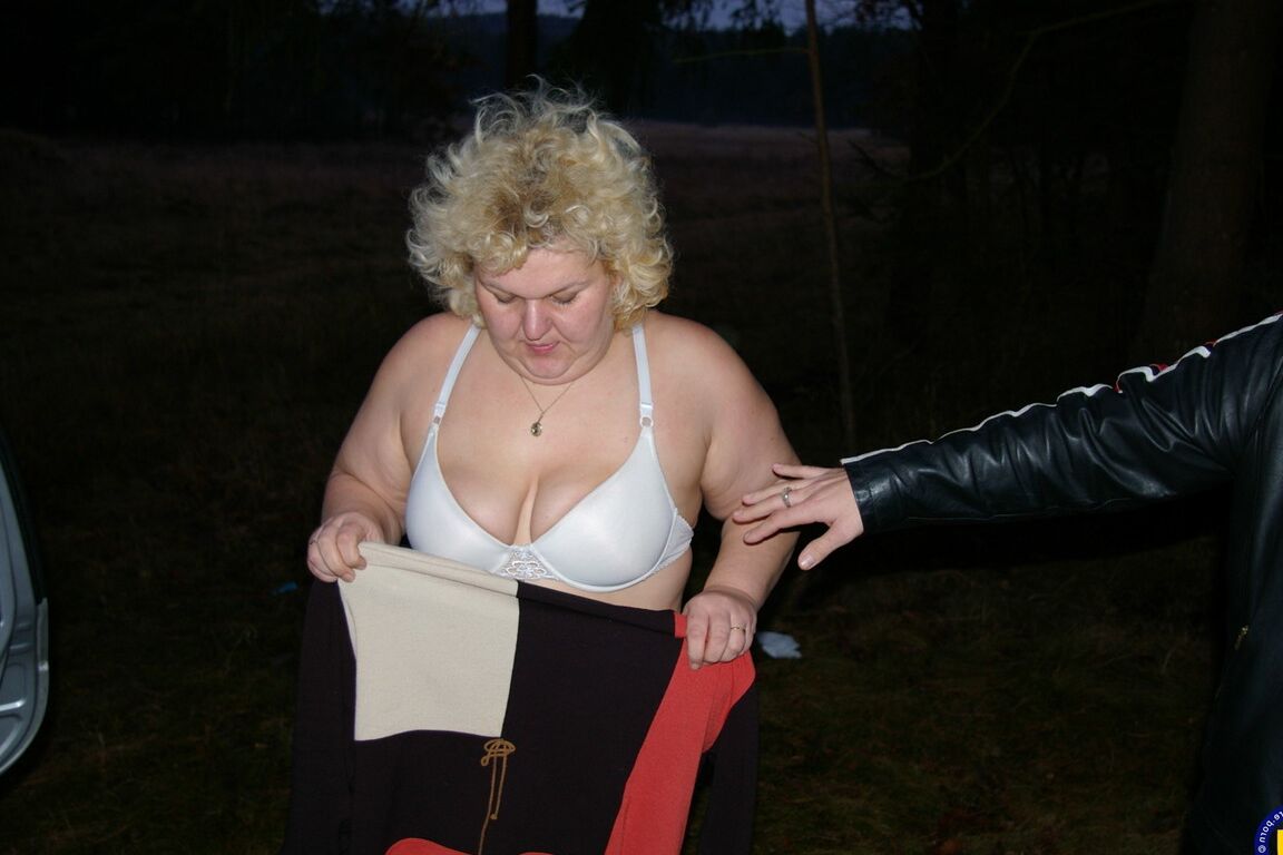 Die 21P reife BBW Corinne hat nachts einen heißen Outdoor-Dreier mit Hengsten