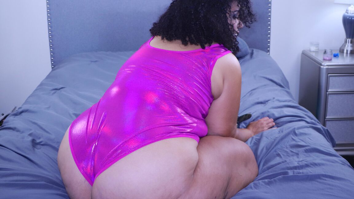 12P Obese amateur Red Thunder Thighz shows her massive thighs during a SFW shoot
