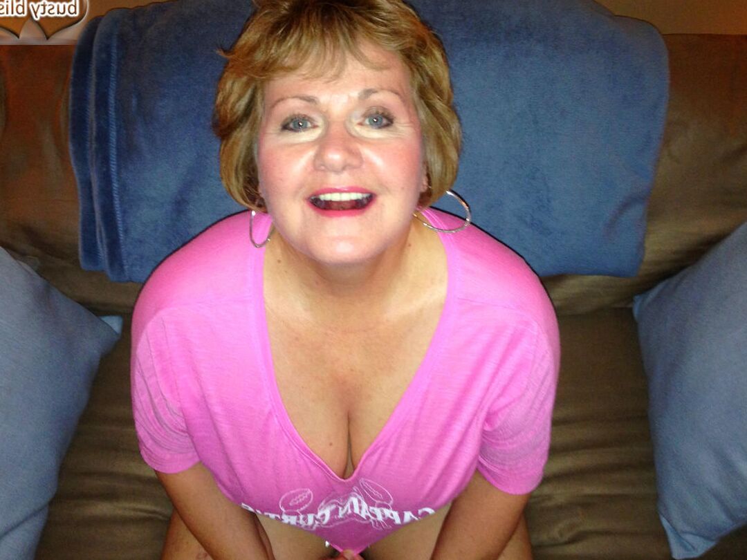 16P La mujer mayor Busty Bliss muestra sus grandes tetas naturales en ropa interior blanca