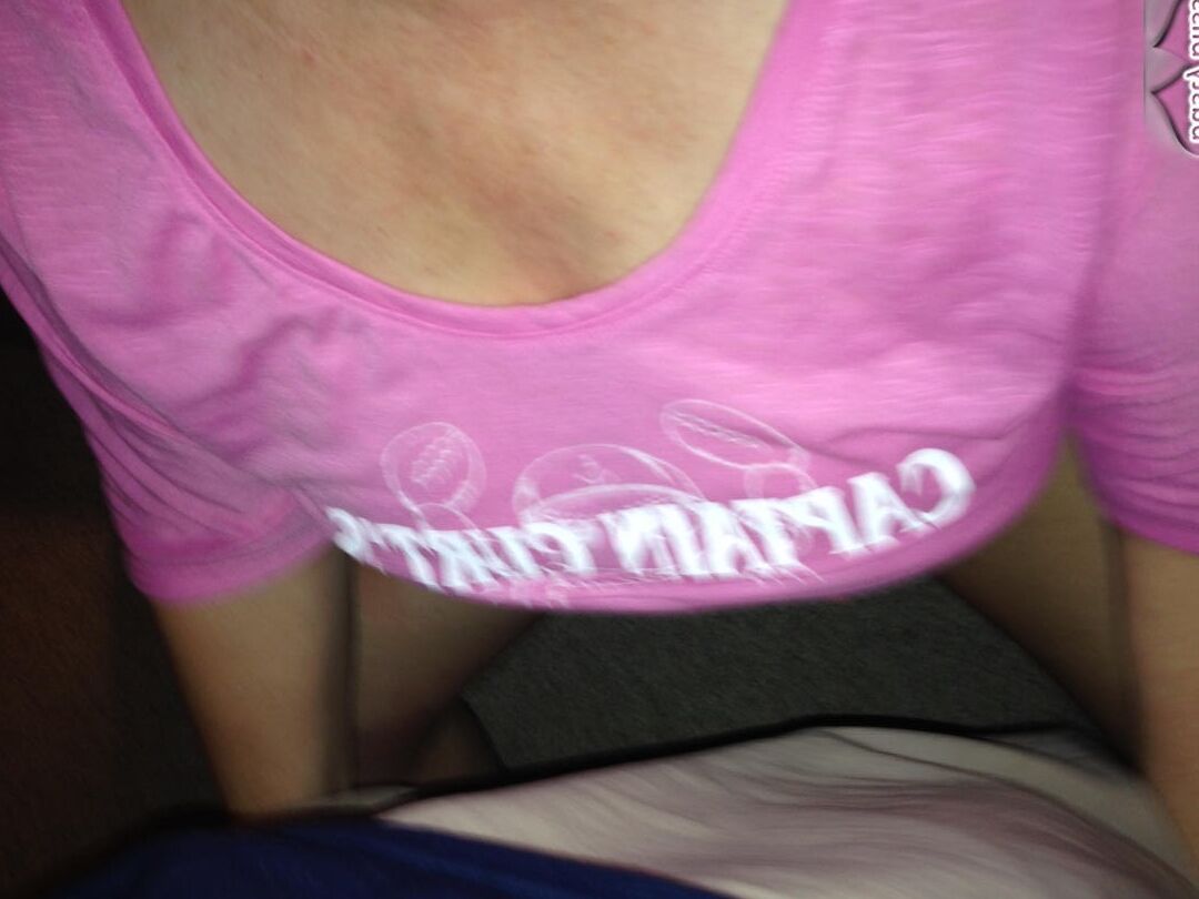 16P La mujer mayor Busty Bliss muestra sus grandes tetas naturales en ropa interior blanca