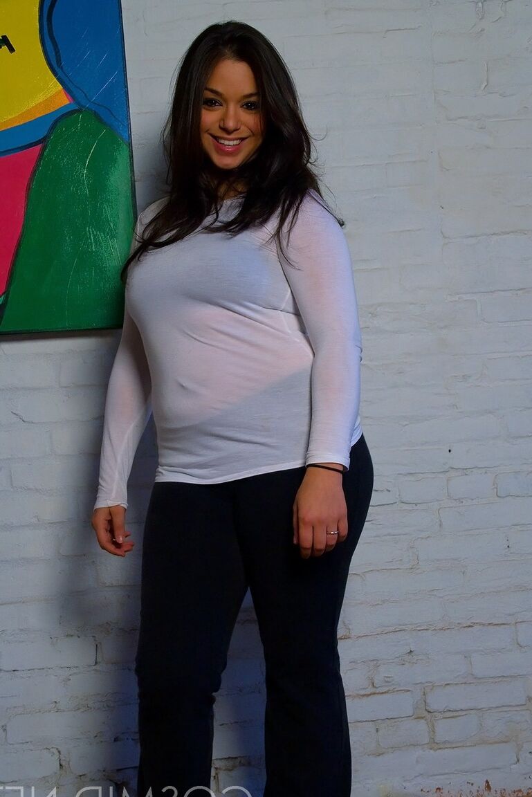16P La sexy BBW Jasmyn St Claire se desnuda para hacer alarde de sus grandes tetas