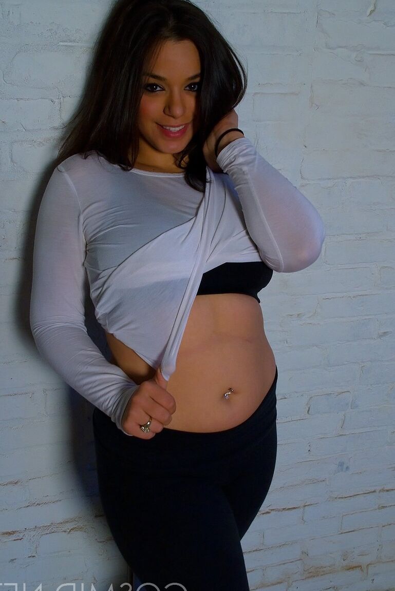 16P La sexy BBW Jasmyn St Claire se desnuda para hacer alarde de sus grandes tetas