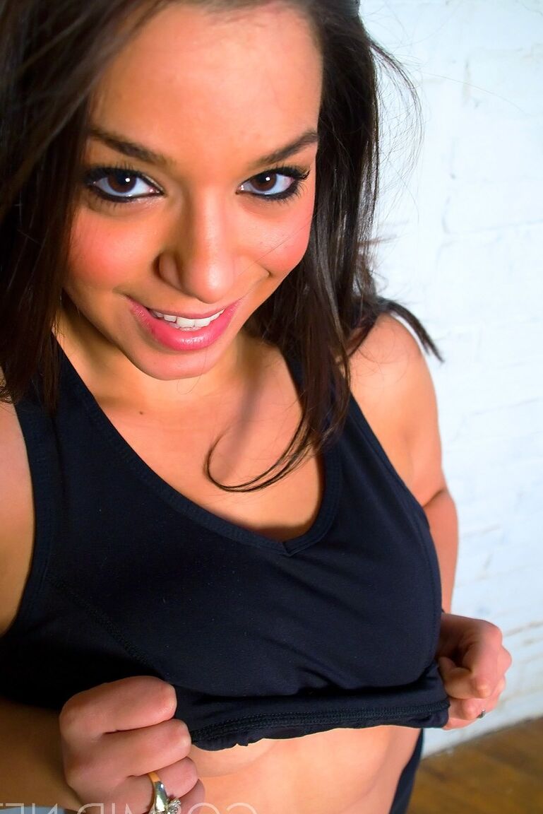 16P La sexy BBW Jasmyn St Claire se desnuda para hacer alarde de sus grandes tetas