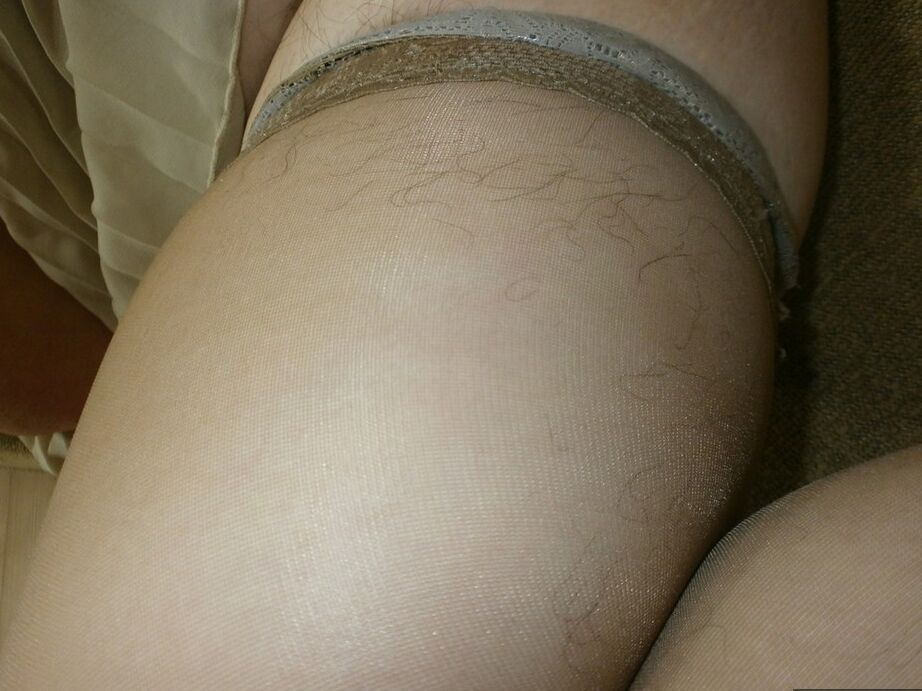 20P La pervertida esposa madura Caro inserta una vela encendida en su coño peludo en primer plano