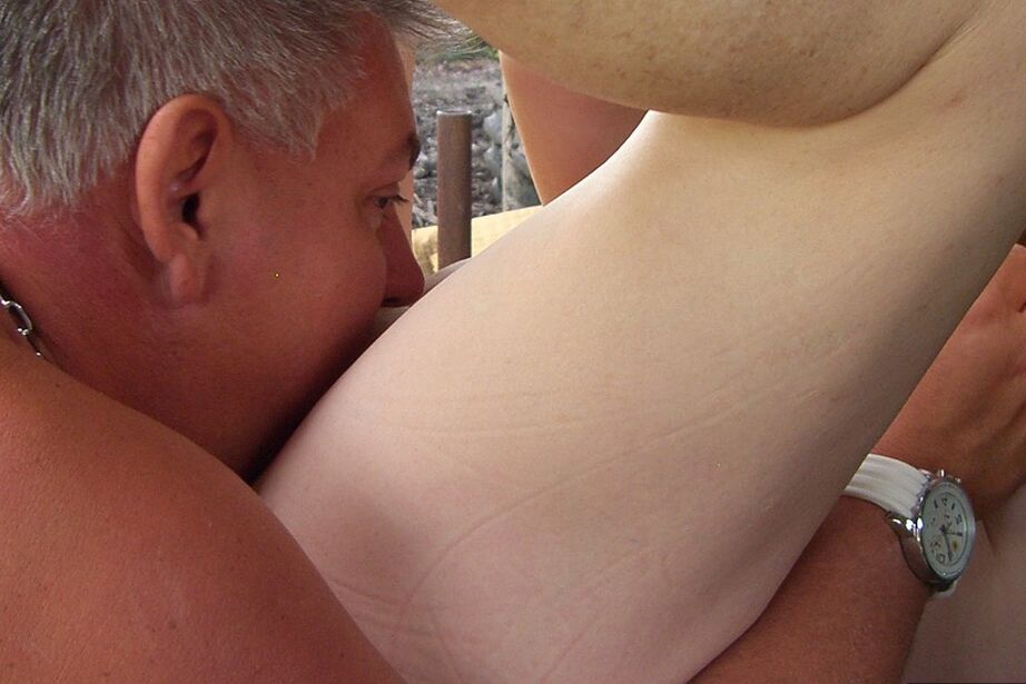 19P Vovó gorda dá uma gozada nos peitos grandes depois do sexo na fazenda