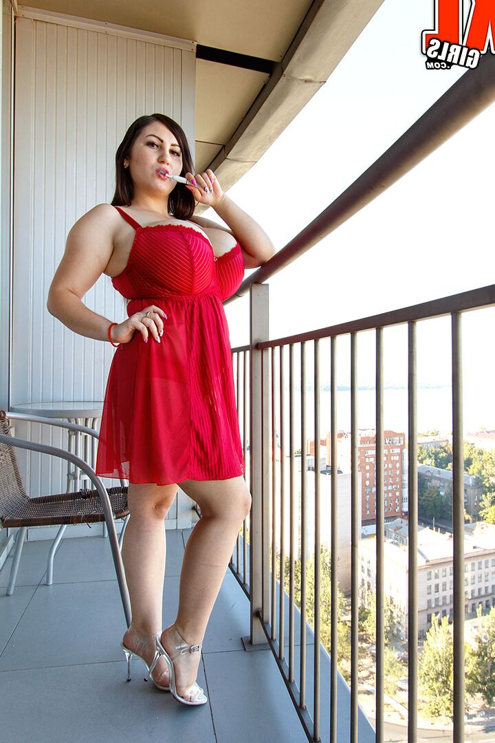 16P A morena com excesso de peso Ivanna Lace perde seus peitos enormes em um vestido vermelho
