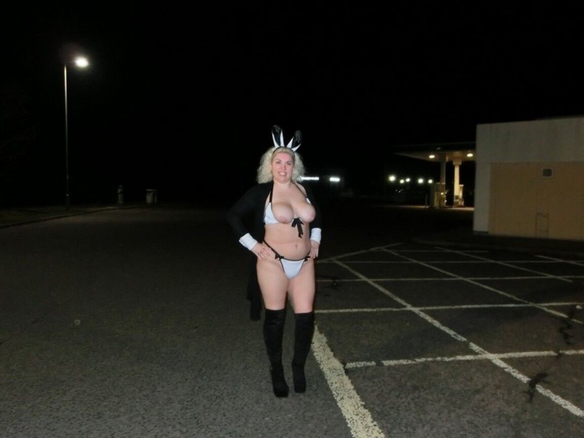 16P Barby amateur madura y gruesa muestra sus grandes tetas vestida de conejita Playboy