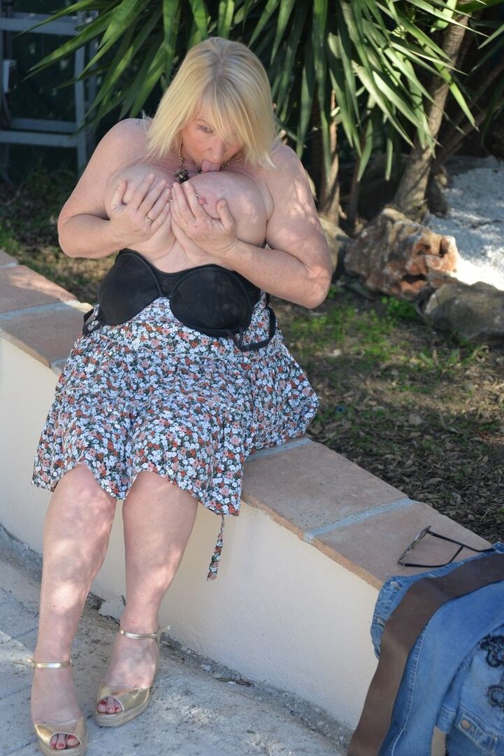 16P Mature BBW Melody expõe sua bunda grande antes de mostrar seus peitos grandes
