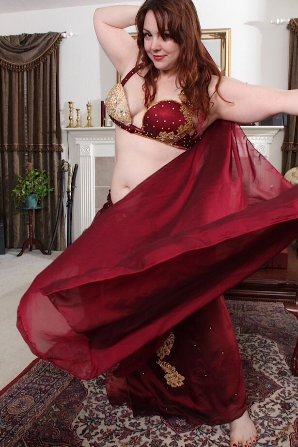 16P Pelirroja mayor BBW Ember Rayne exponiendo las tetas antes de masturbarse