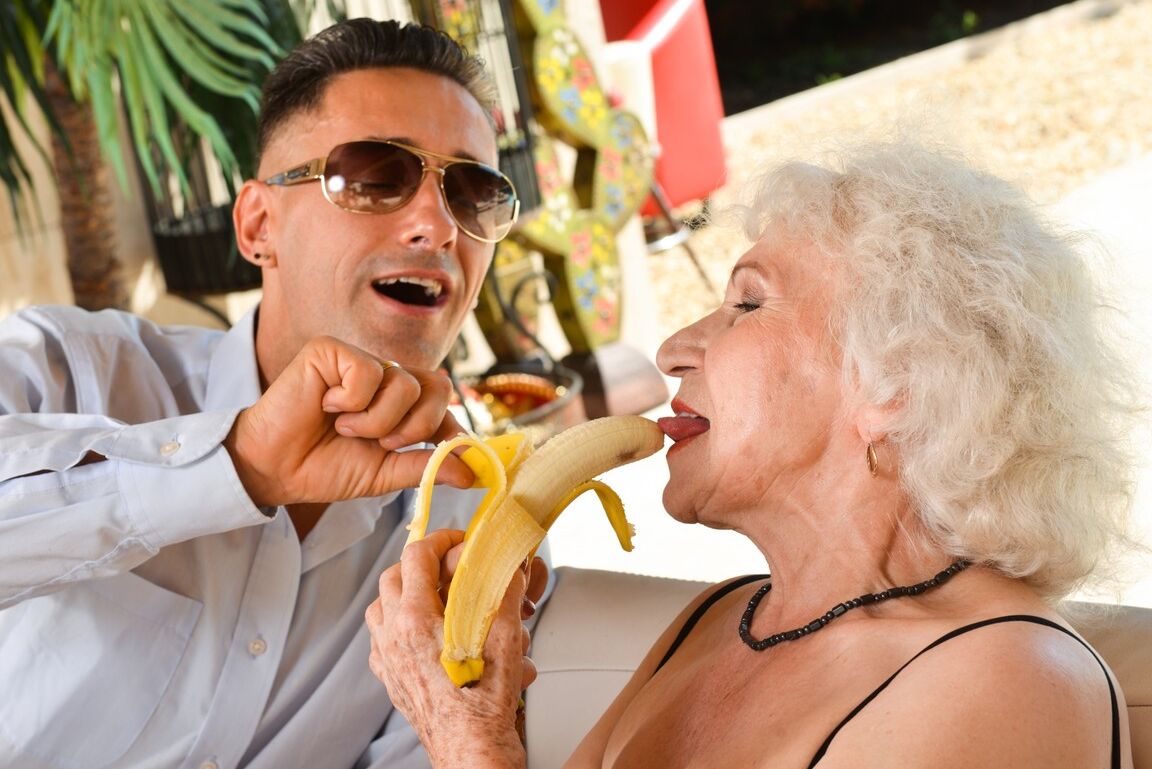 15P La vieille blonde platine Norma B mange des fruits de manière ludique avant une baise hardcore avec un toyboy