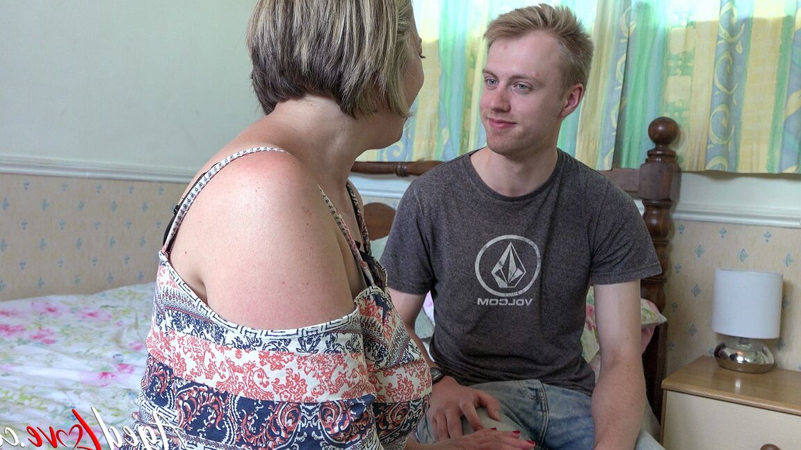 21P Reife Frau mit riesigem Naturtalent Hedwig wird in Strümpfen gefickt