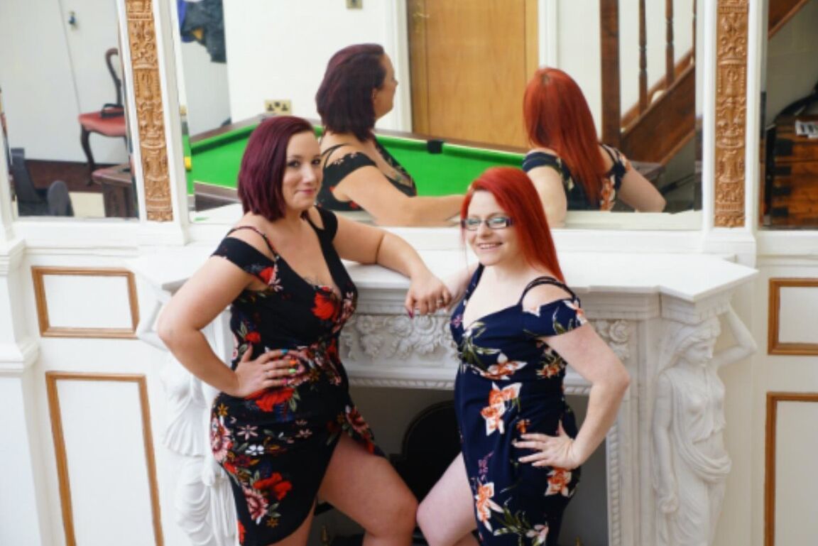 16P La amateur Mollie Foxxx y su novia lesbiana juegan al billar en lencería