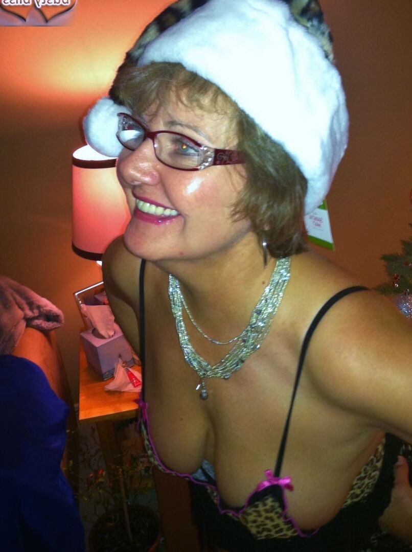 16P La vieja amateur Busty Bliss saca las tetas mientras se desnuda en Navidad