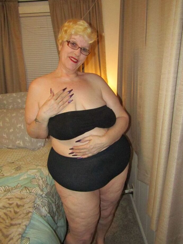 20P Fat Nan Bunny Gram lutscht einen Schwanz und packt ihren riesigen Arsch vor POV-Sex auf einem Bett