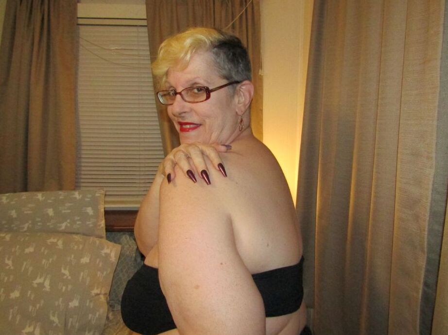 20P Fat Nan Bunny Gram lutscht einen Schwanz und packt ihren riesigen Arsch vor POV-Sex auf einem Bett