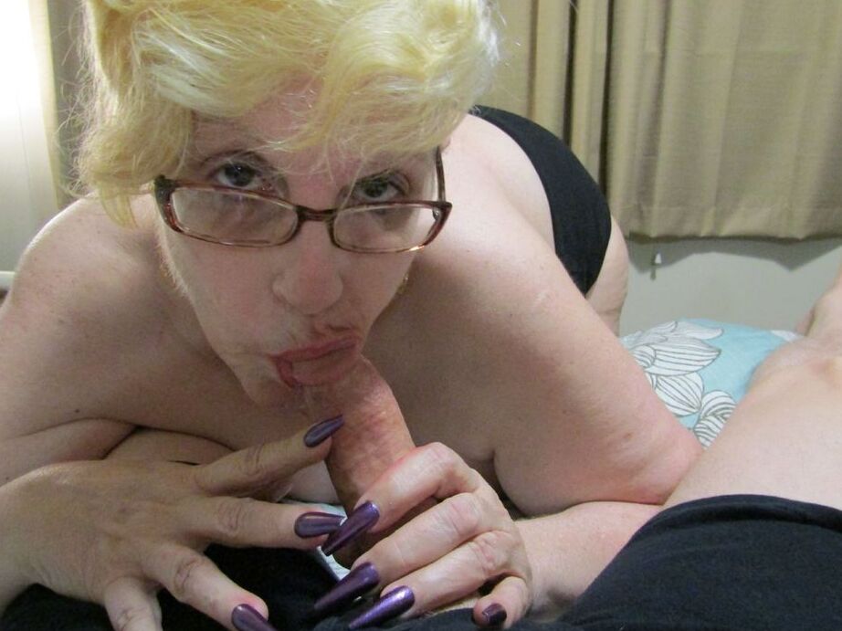 20P Fat Nan Bunny Gram lutscht einen Schwanz und packt ihren riesigen Arsch vor POV-Sex auf einem Bett