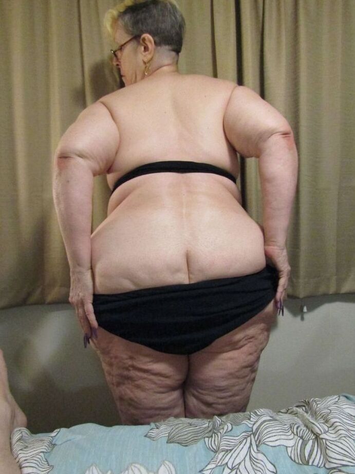 20P Fat Nan Bunny Gram lutscht einen Schwanz und packt ihren riesigen Arsch vor POV-Sex auf einem Bett