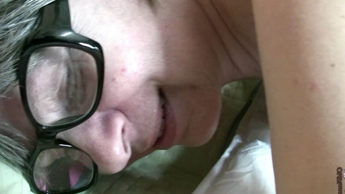 21P Mamie dominante à lunettes Dana fouette et baise son jeune amant