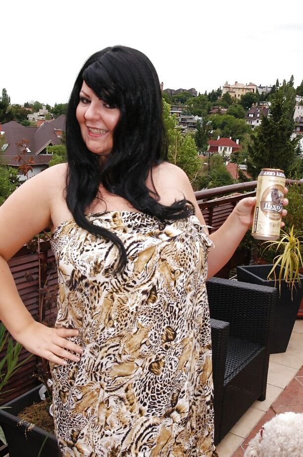 16P Mãe morena obesa Carmen Carlos revelando vulva peluda e bunda grande no pátio