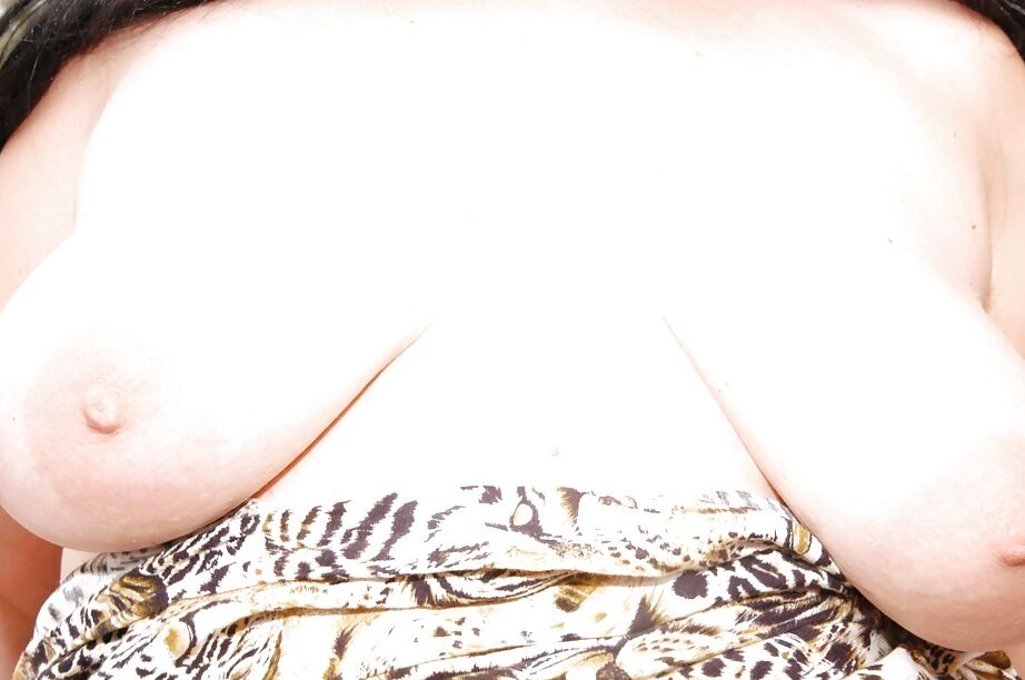16P Mãe morena obesa Carmen Carlos revelando vulva peluda e bunda grande no pátio