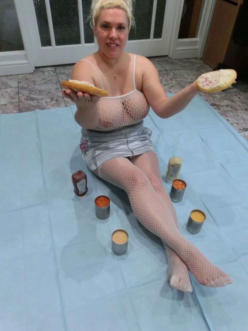 16P Amateur BBW Barby covers herself in condiments during solo action