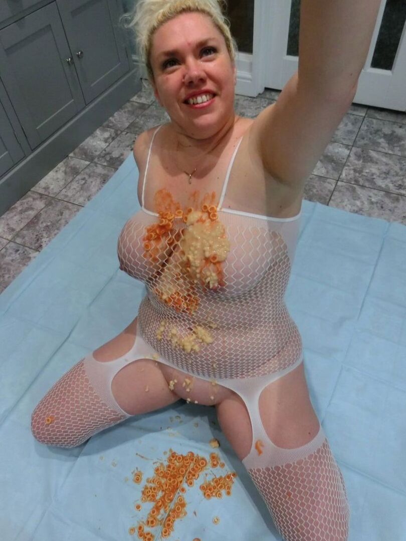 16P Amateur BBW Barby covers herself in condiments during solo action
