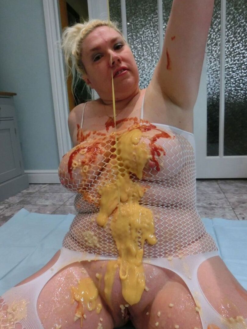 16P Amateur BBW Barby covers herself in condiments during solo action
