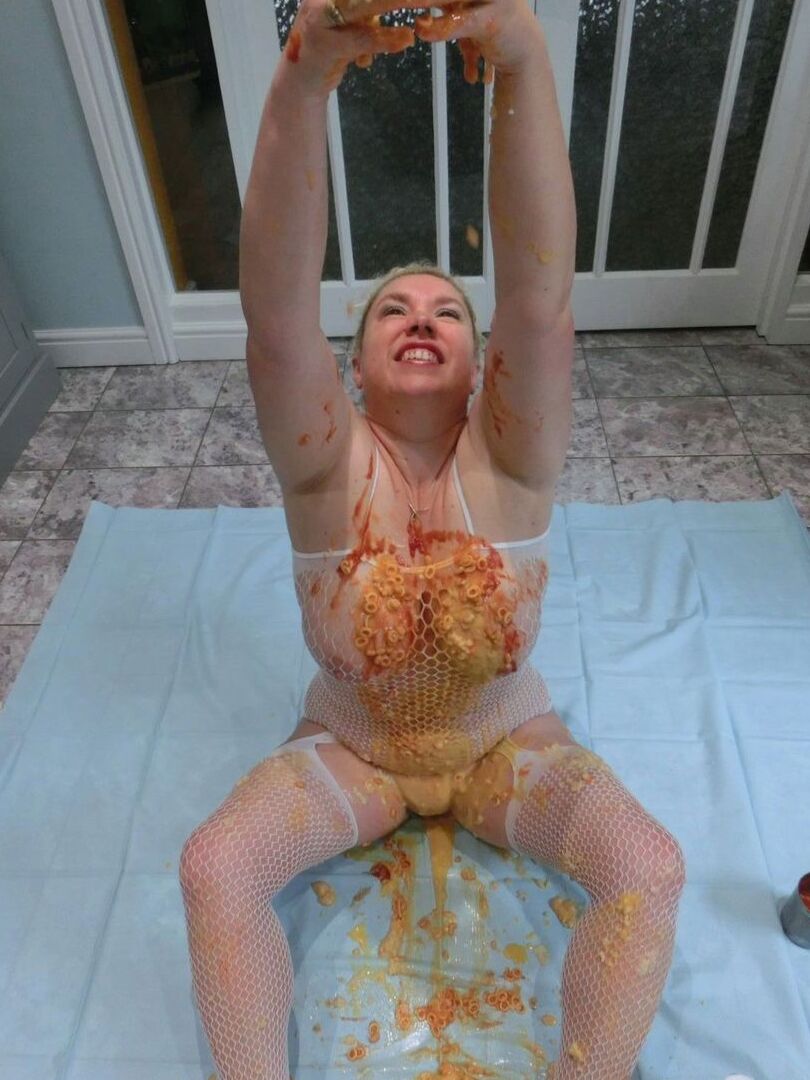 16P Amateur BBW Barby covers herself in condiments during solo action