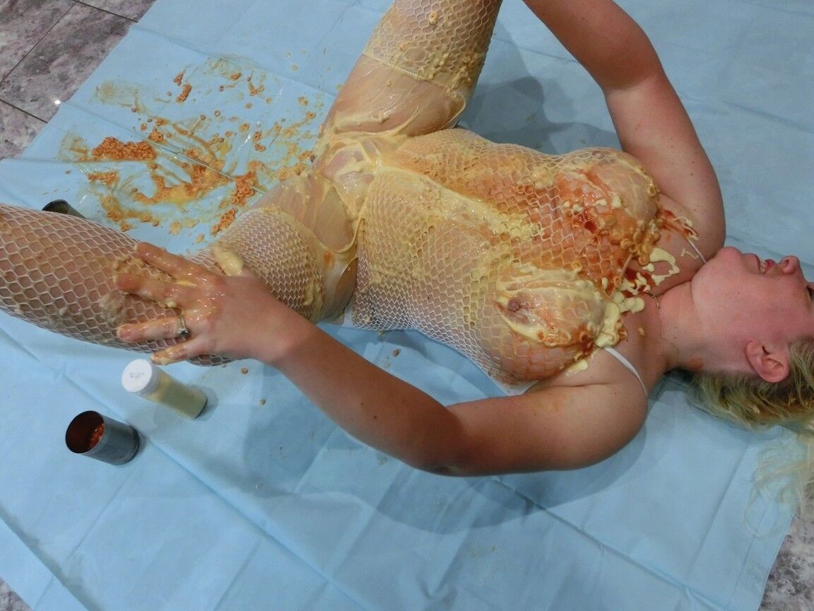 16P Amateur BBW Barby covers herself in condiments during solo action
