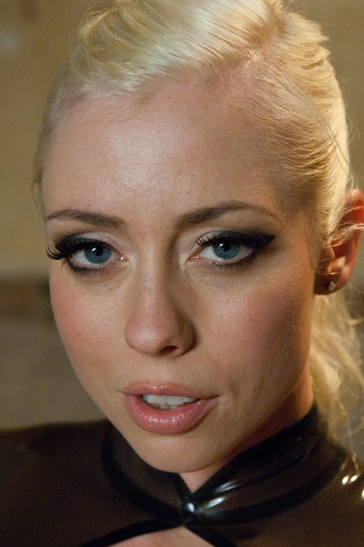 20P Lesbienne blonde Sasha Knox