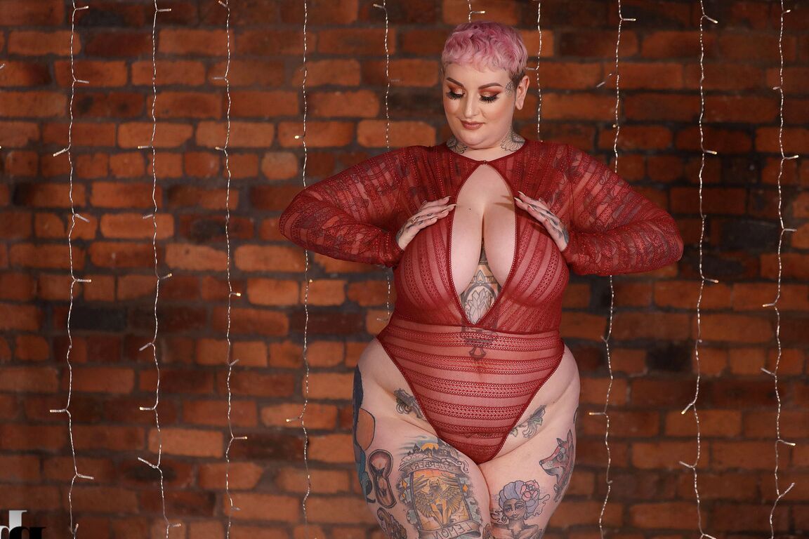 21P Fatty babe Galda Lou tira sua lingerie sexy