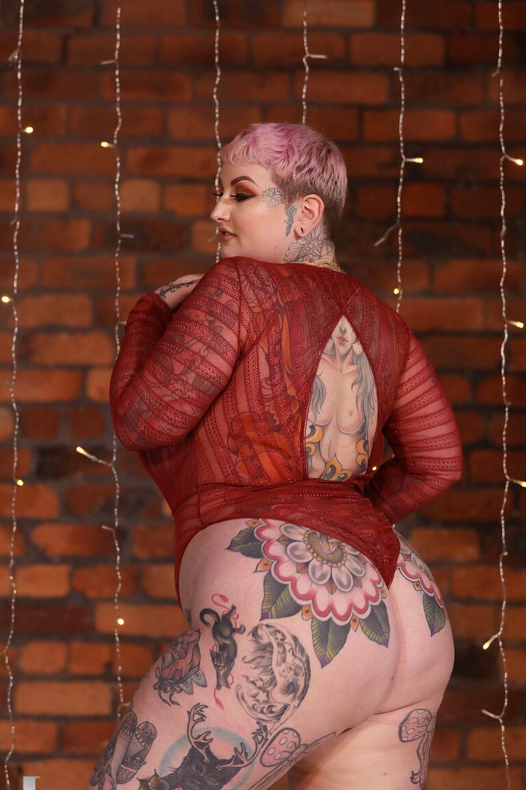 21P Fatty babe Galda Lou tira sua lingerie sexy