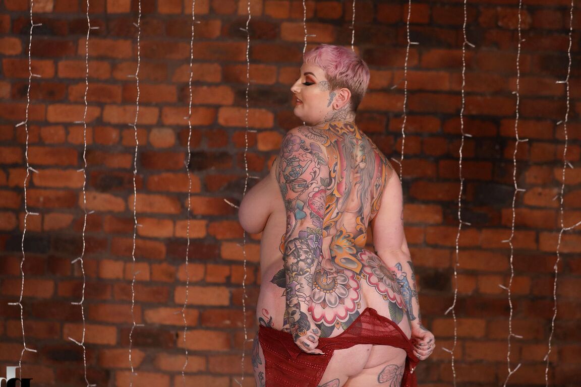 21P Fatty babe Galda Lou tira sua lingerie sexy
