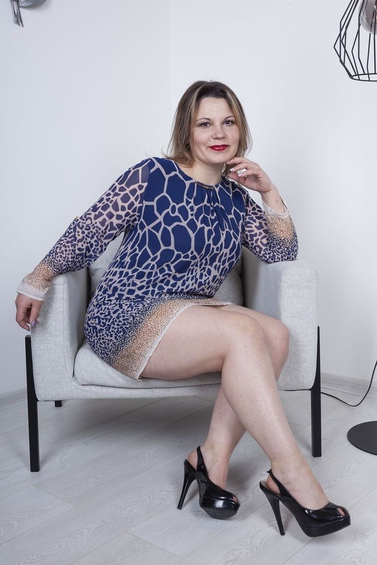 16P Madura BBW Ellariya Rose mostra seu regalo aparado depois de se despir em uma cadeira