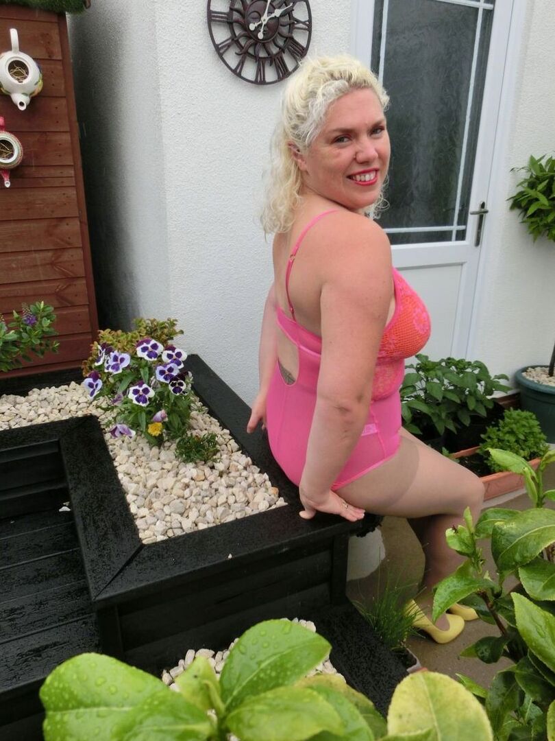 16P Barby, blonde plus âgée, découvre ses gros seins avant de se masturber sur un lit