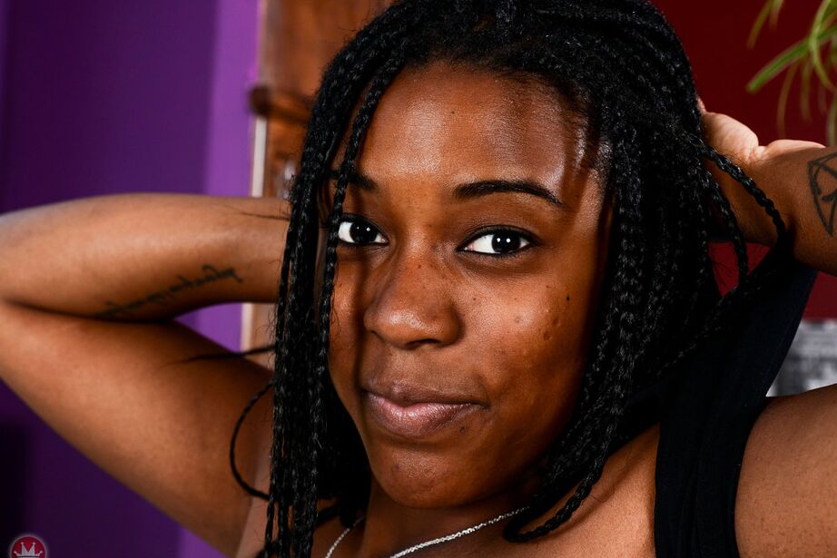16P La amateur de ébano Janelle Taylor descubre sus tetas antes de desnudarse por completo