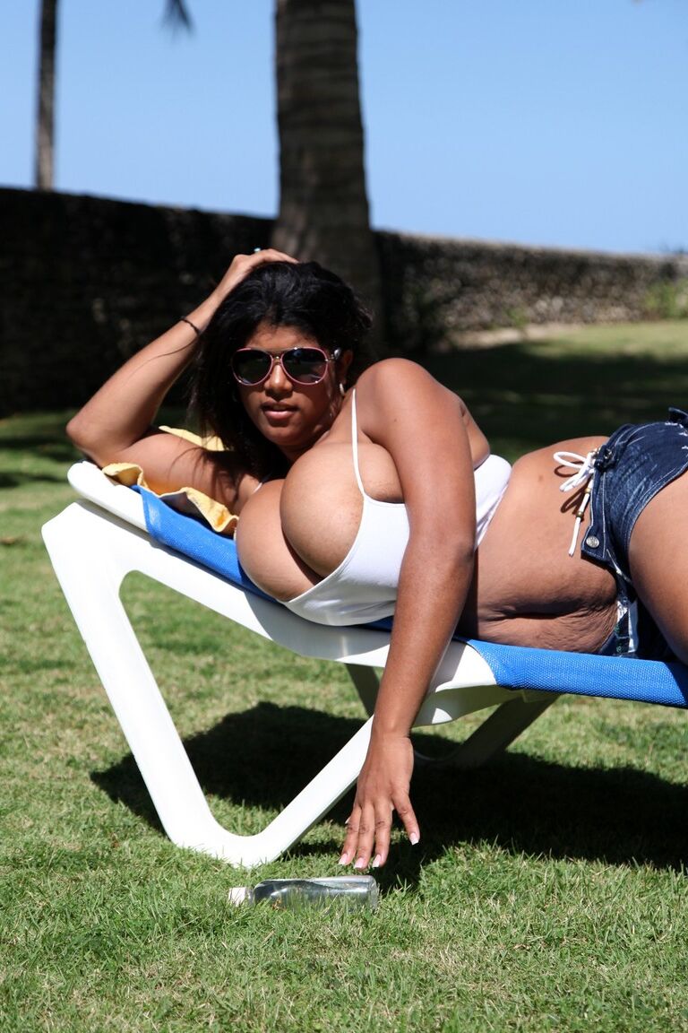 21P Fatty porto-riquenha MILF Kristina Milan libera e lubrifica seus peitos gigantes