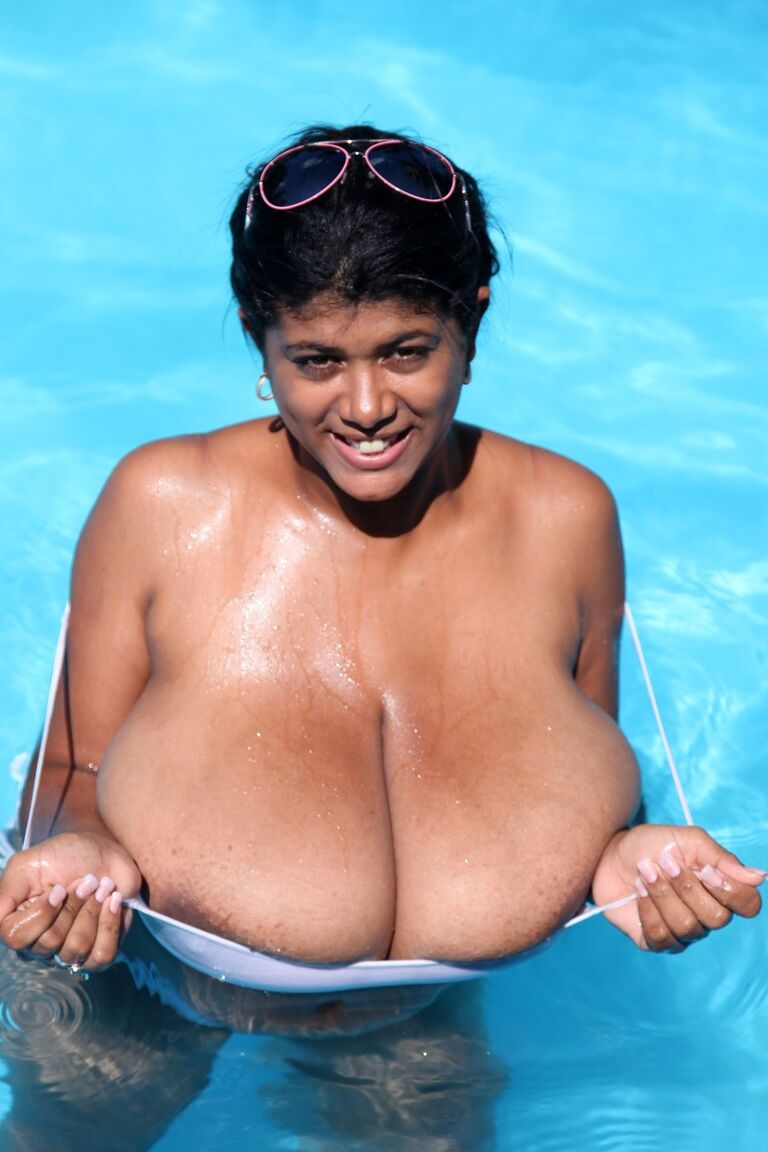 21P Fatty porto-riquenha MILF Kristina Milan libera e lubrifica seus peitos gigantes