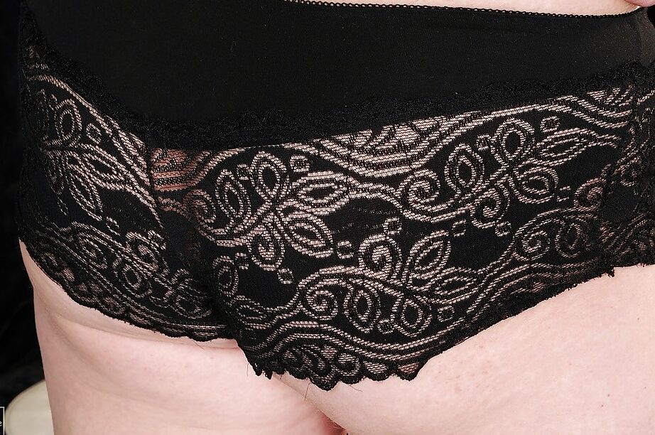 16P Vovó rechonchuda com peitos grandes tira lingerie para expor seu corpo