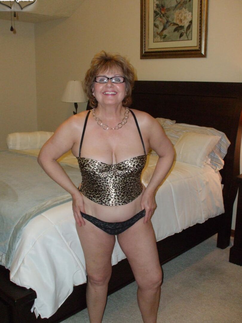 16P Madura amateur Busty Bliss voltea el pájaro antes de exponer sus tetas naturales