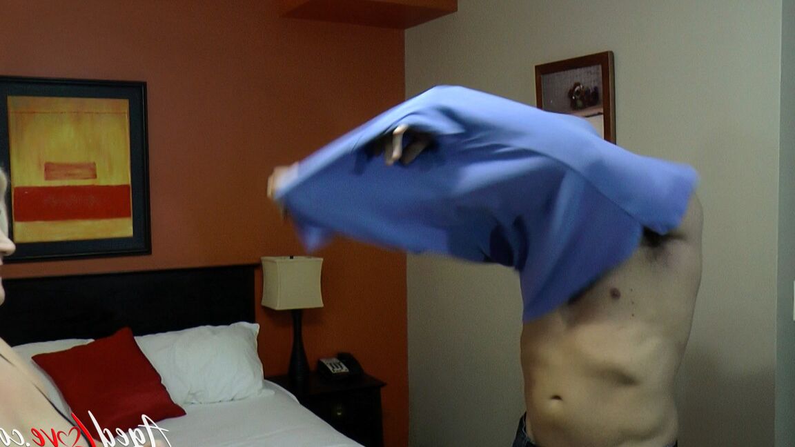 21P Loira BBW Lacey Starr mostra os peitos e pega o pau de um careca