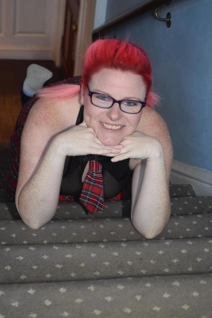 16P Amadora madura Mollie Foxxx se expõe em trajes de colegial