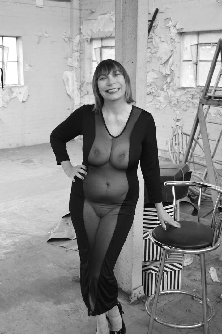 16P Die mittelalte Frau Barby Slut modelliert ein durchsichtiges Kleid für einen Schwarz-Weiß-Auftritt