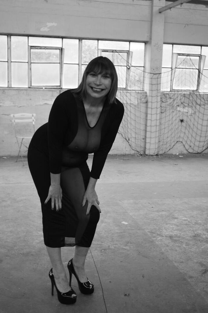 16P Die mittelalte Frau Barby Slut modelliert ein durchsichtiges Kleid für einen Schwarz-Weiß-Auftritt