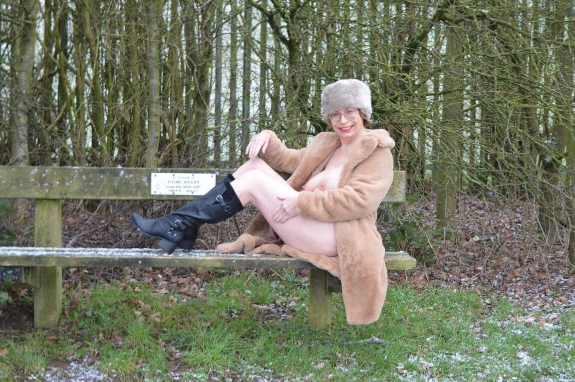 16P Ältere Amateurin Barby Slut entblößt sich auf schneebedecktem Boden in einem Park