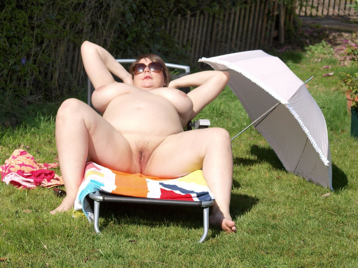 16P Amateur BBW Roxy se déshabille avec des lunettes de soleil en plein air sur une chaise de jardin.