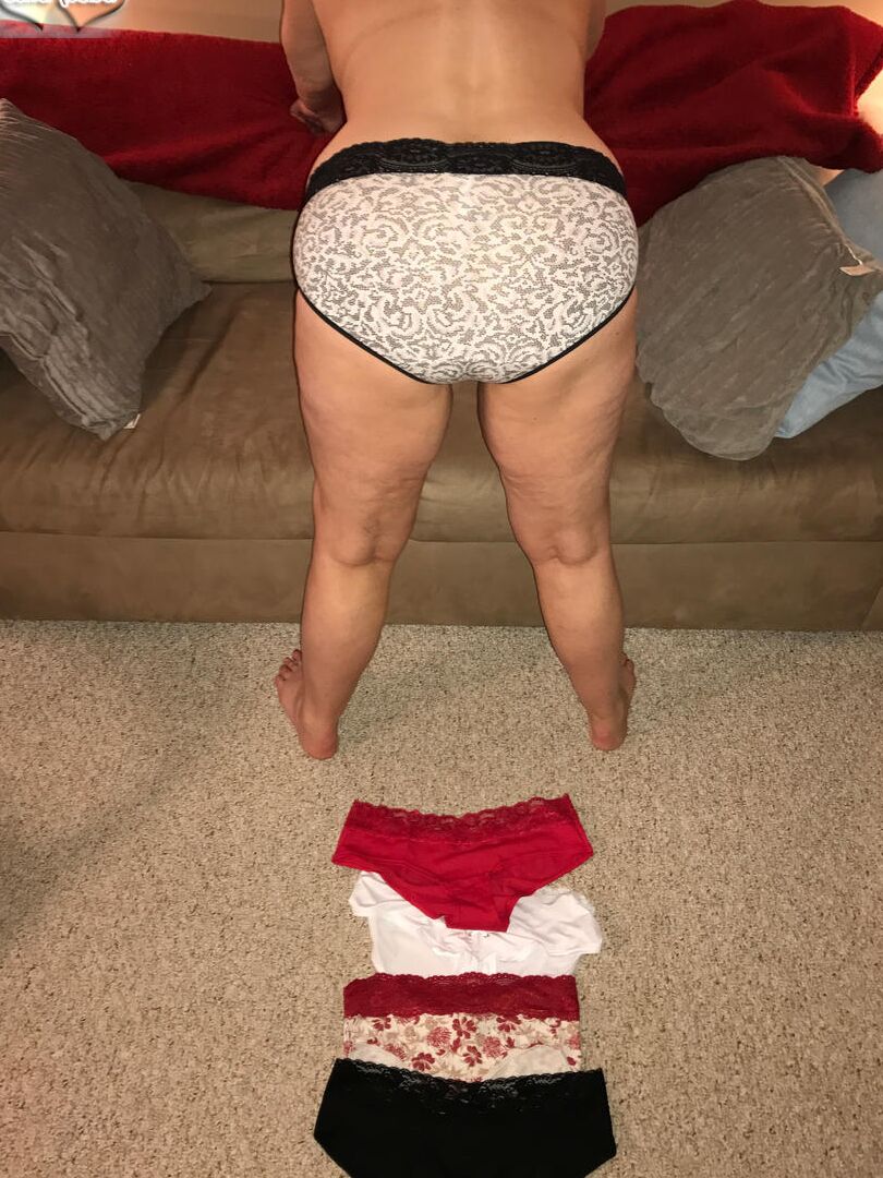 16P Amadora mais velha Busty Bliss segura seus grandes naturais após a remoção da calcinha