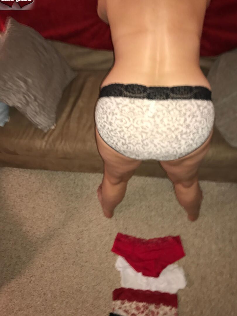 16P Amadora mais velha Busty Bliss segura seus grandes naturais após a remoção da calcinha