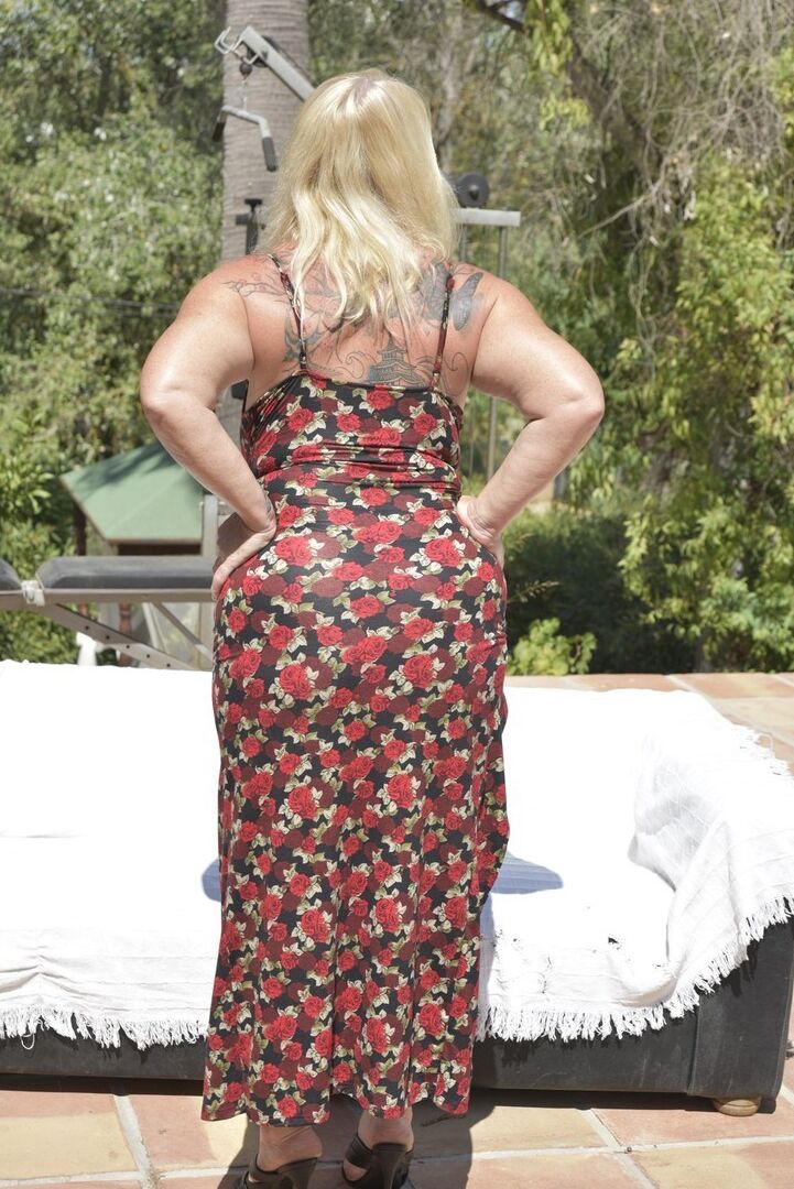 16P Melody, blonde plus âgée, joue avec ses gros seins sur une terrasse ensoleillée